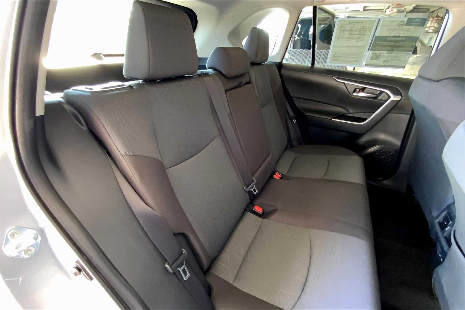 2024 Toyota RAV4 XLE photo 18