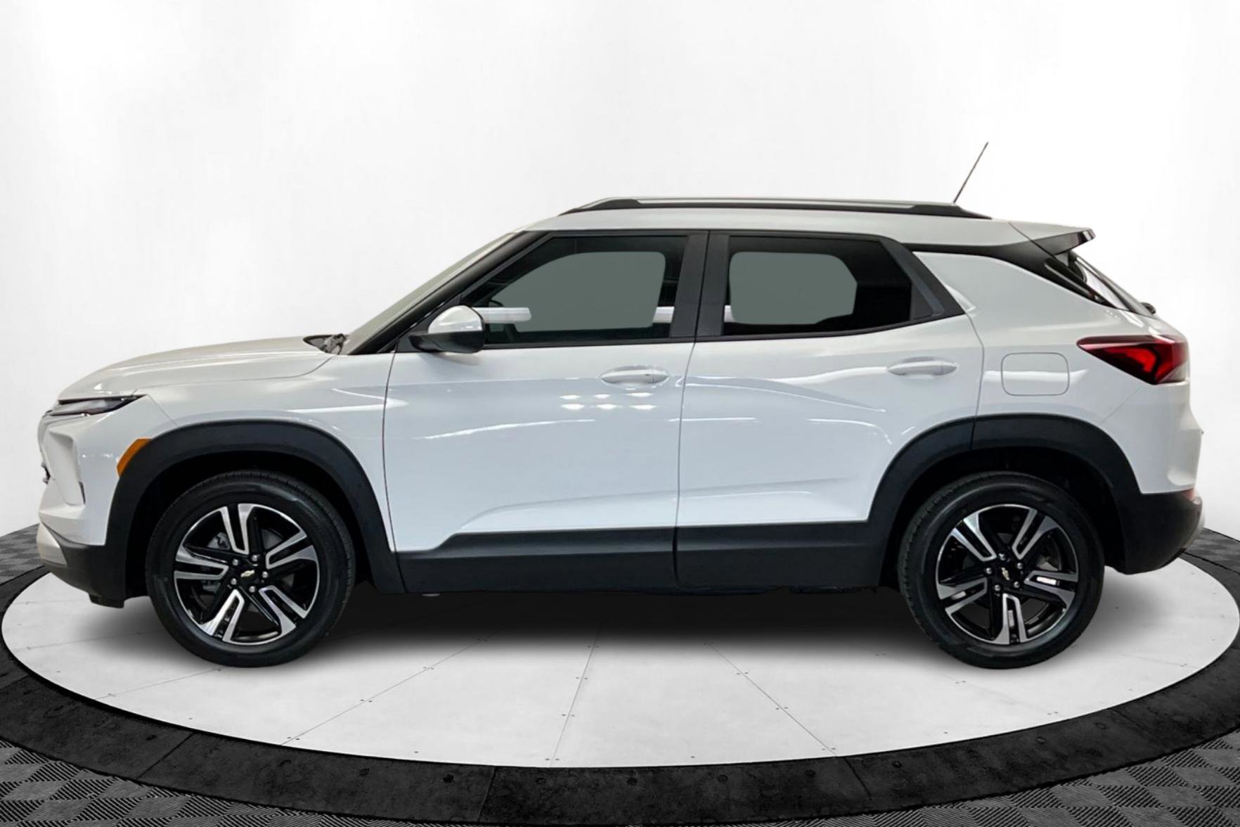 2025 Chevrolet Trailblazer LT photo 2