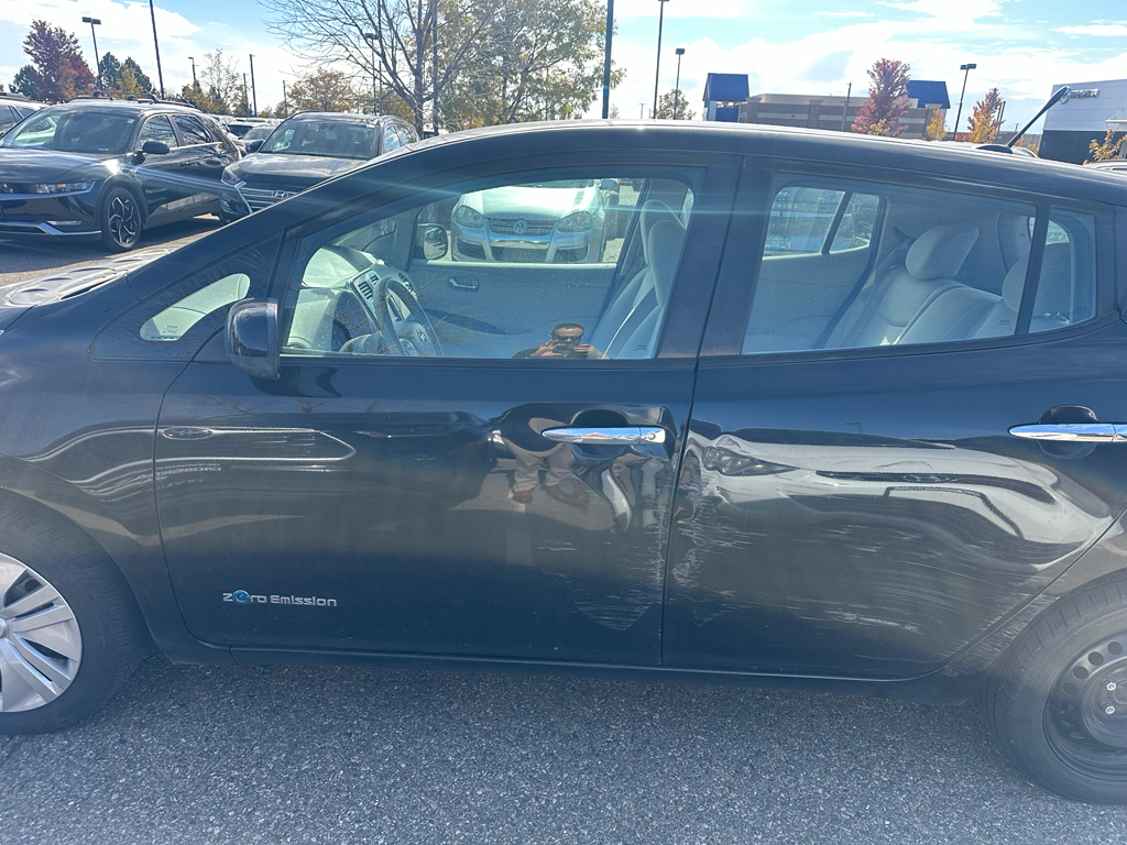 2014 Nissan Leaf SV photo 3