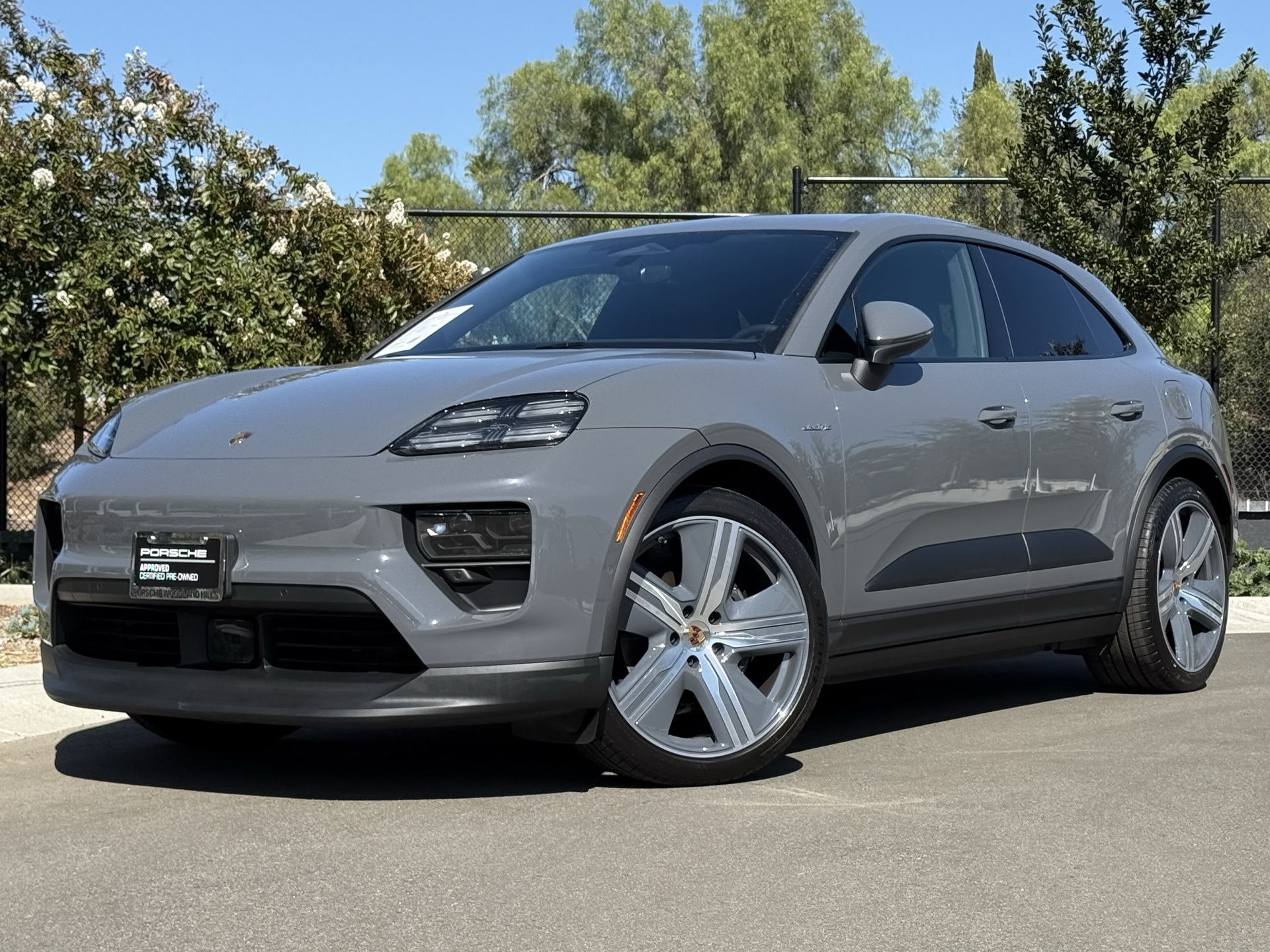 2025 Porsche Macan Base