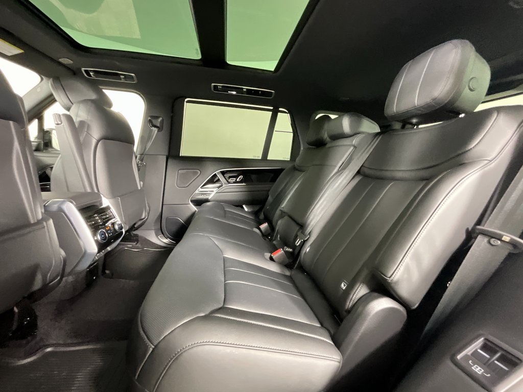 2025 Land Rover Range Rover SE photo 4