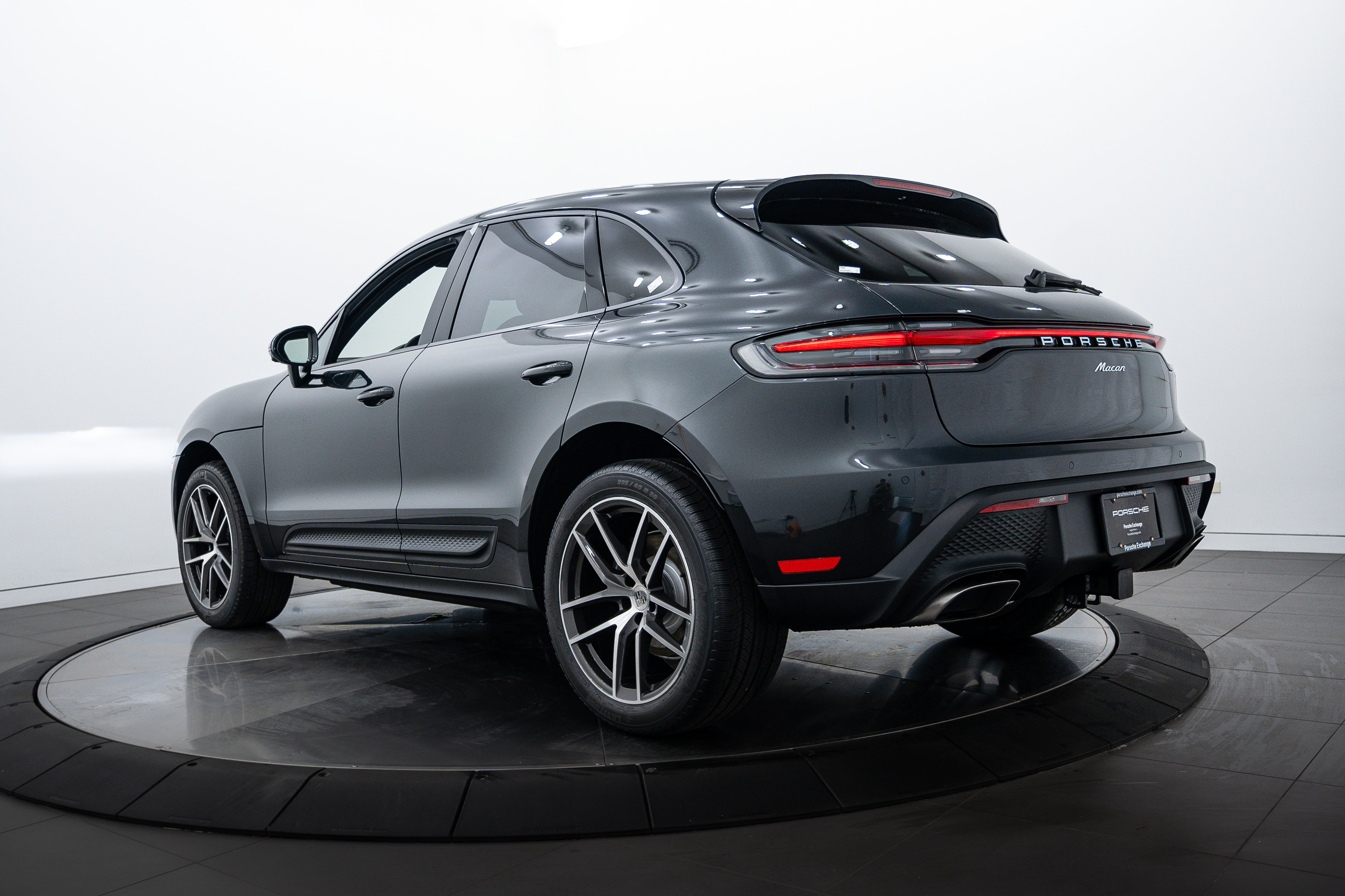 2025 Porsche Macan Base photo 3
