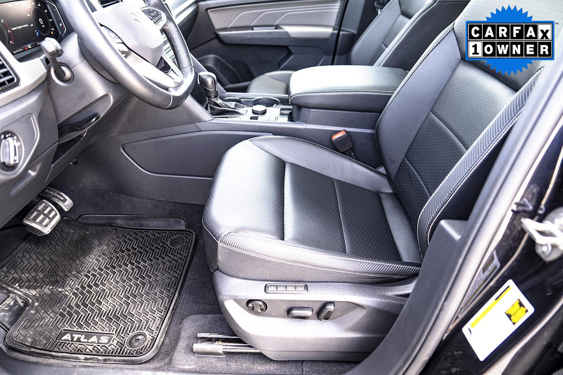 2022 Volkswagen Atlas Cross Sport V6 SEL R-Line photo 12