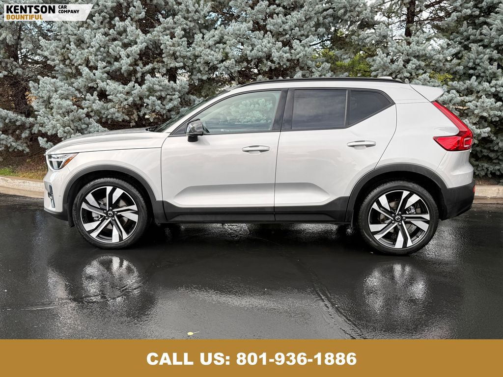 2025 Volvo XC40 Plus photo 4