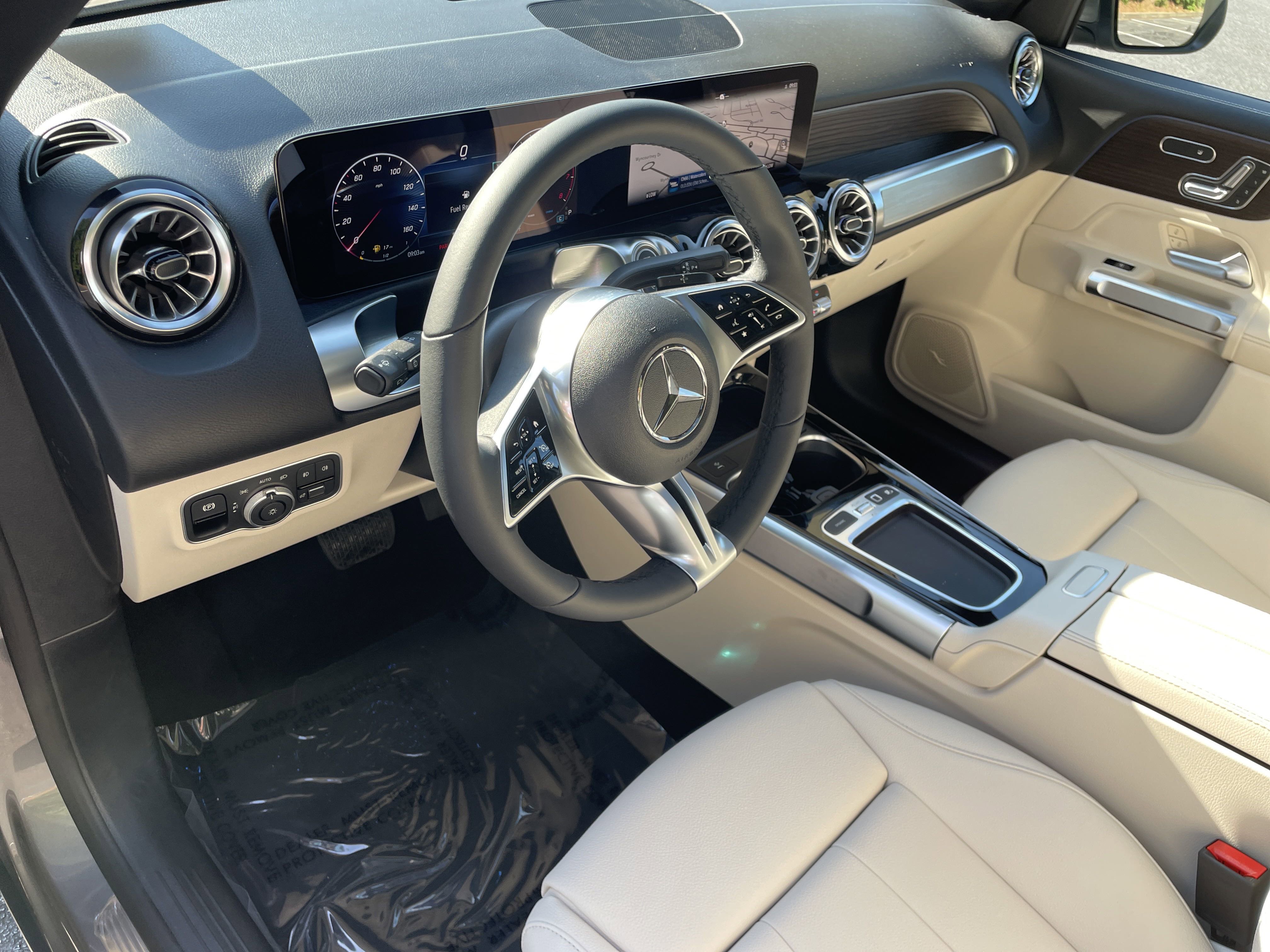 2025 Mercedes Benz GLB 250 4MATIC photo 4