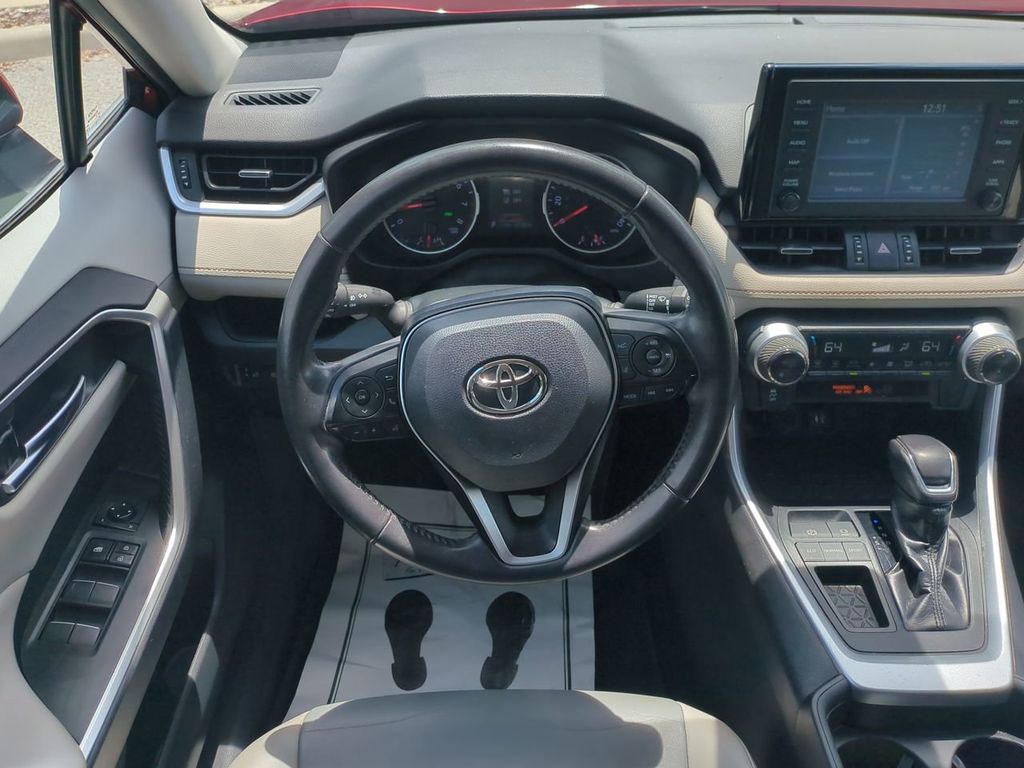 2019 Toyota RAV4 XLE Premium photo 15