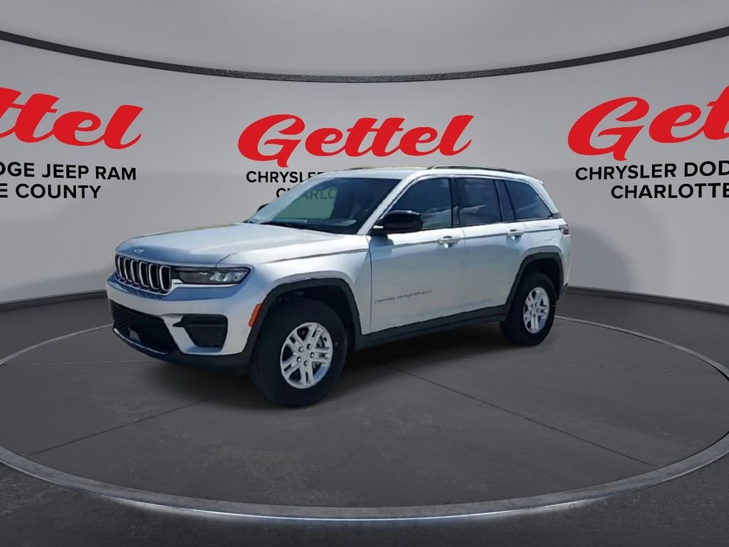 2025 Jeep Grand Cherokee Laredo photo 3