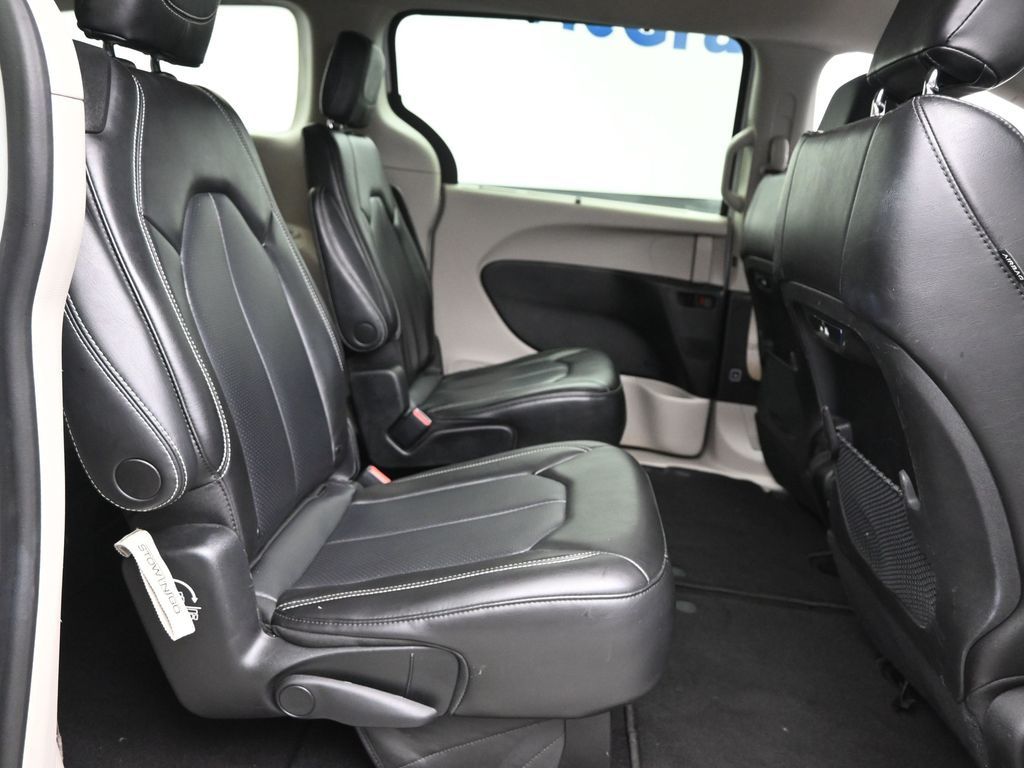 2023 Chrysler Pacifica Touring L photo 6