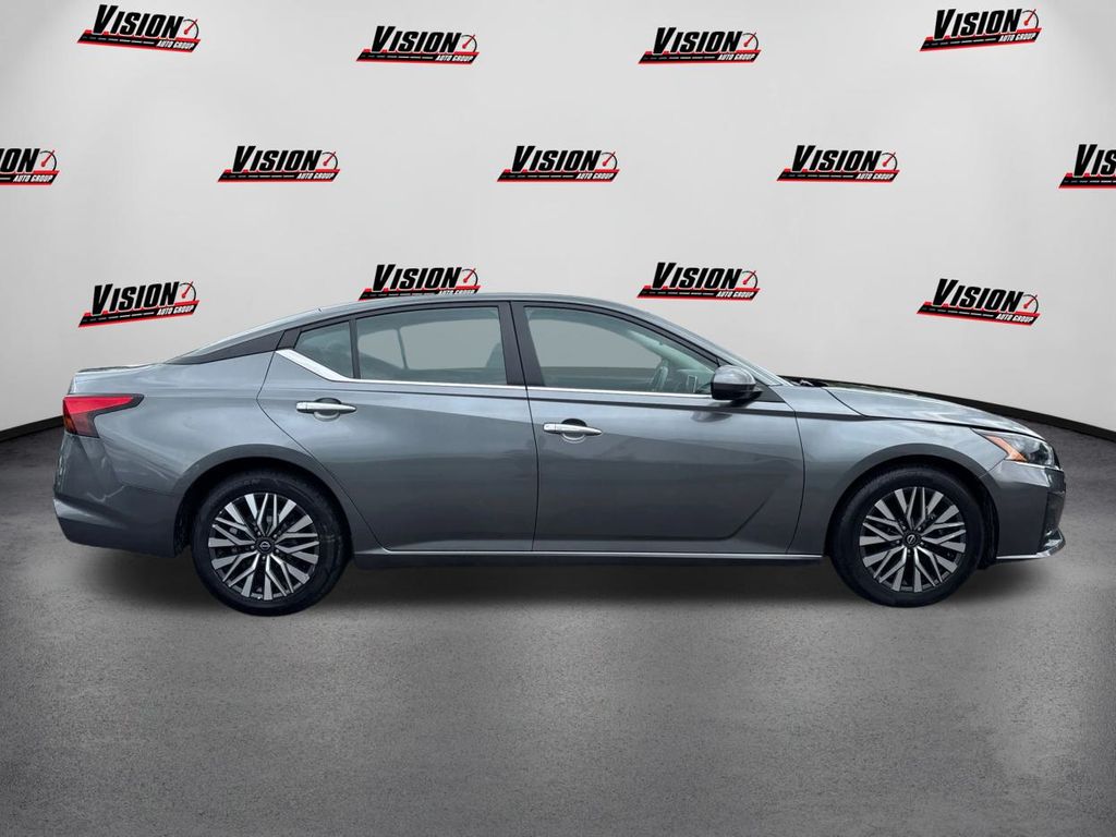 2023 Nissan Altima 2.5 SV photo 3