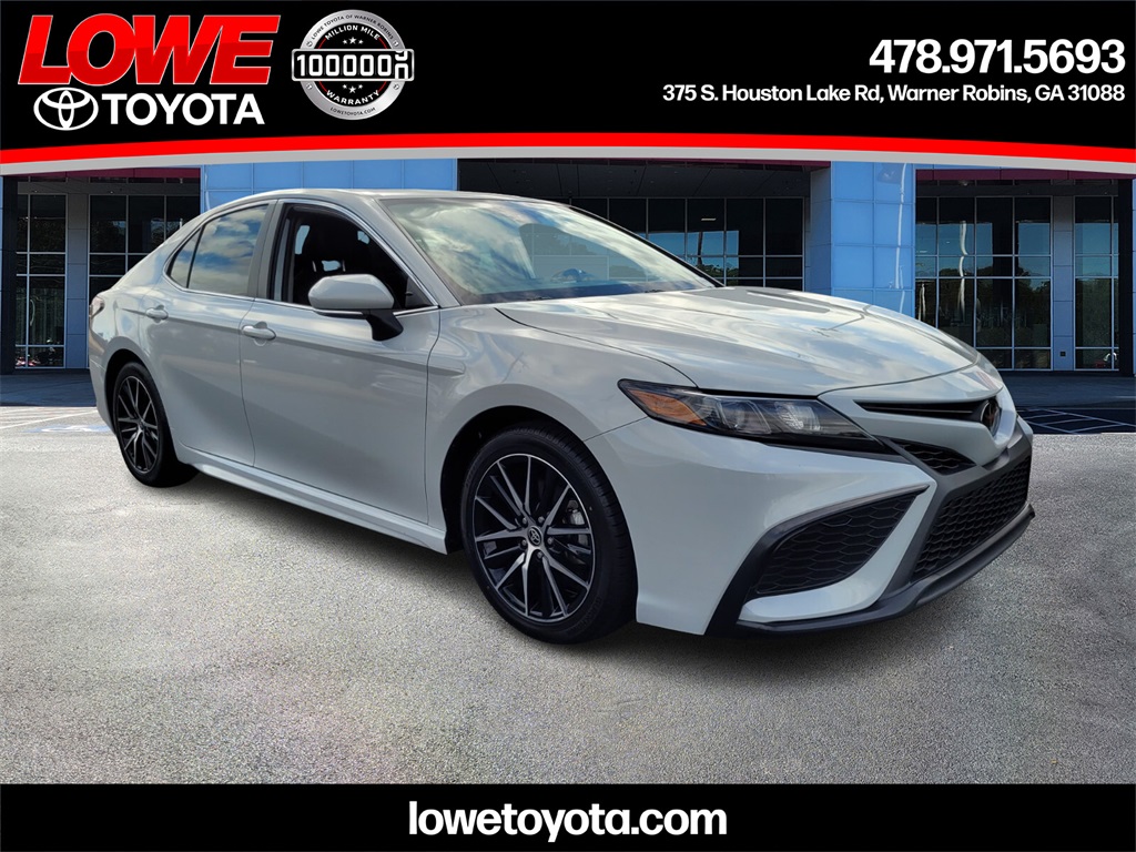 2024 Toyota Camry SE's photo