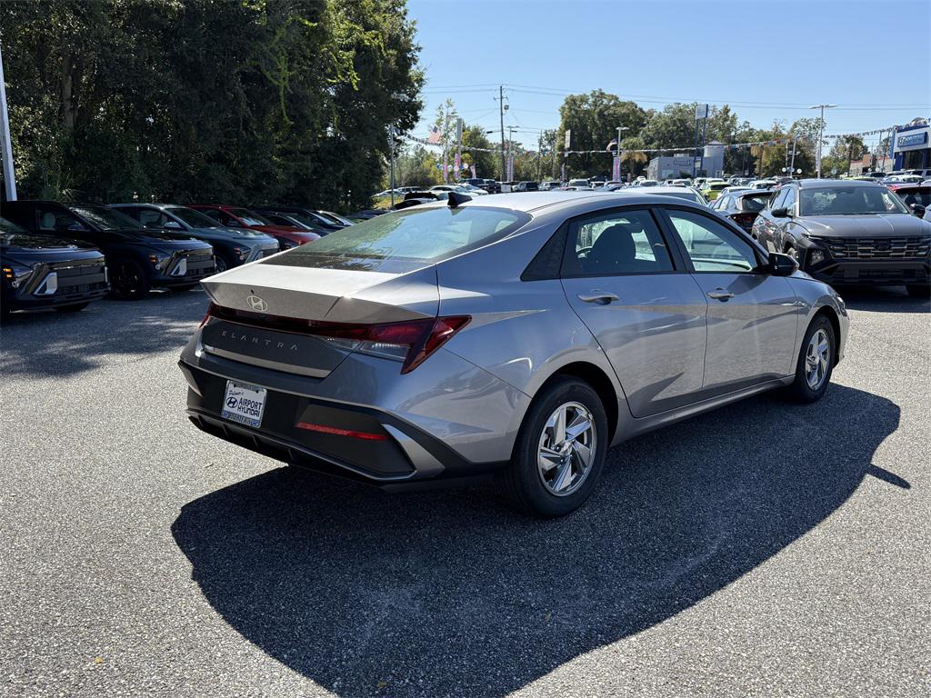 2026 Hyundai Elantra SE photo 2