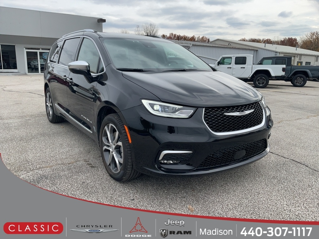 2026 Chrysler Pacifica Pinnacle's photo