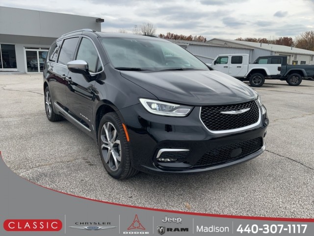 2026 Chrysler Pacifica Pinnacle's photo