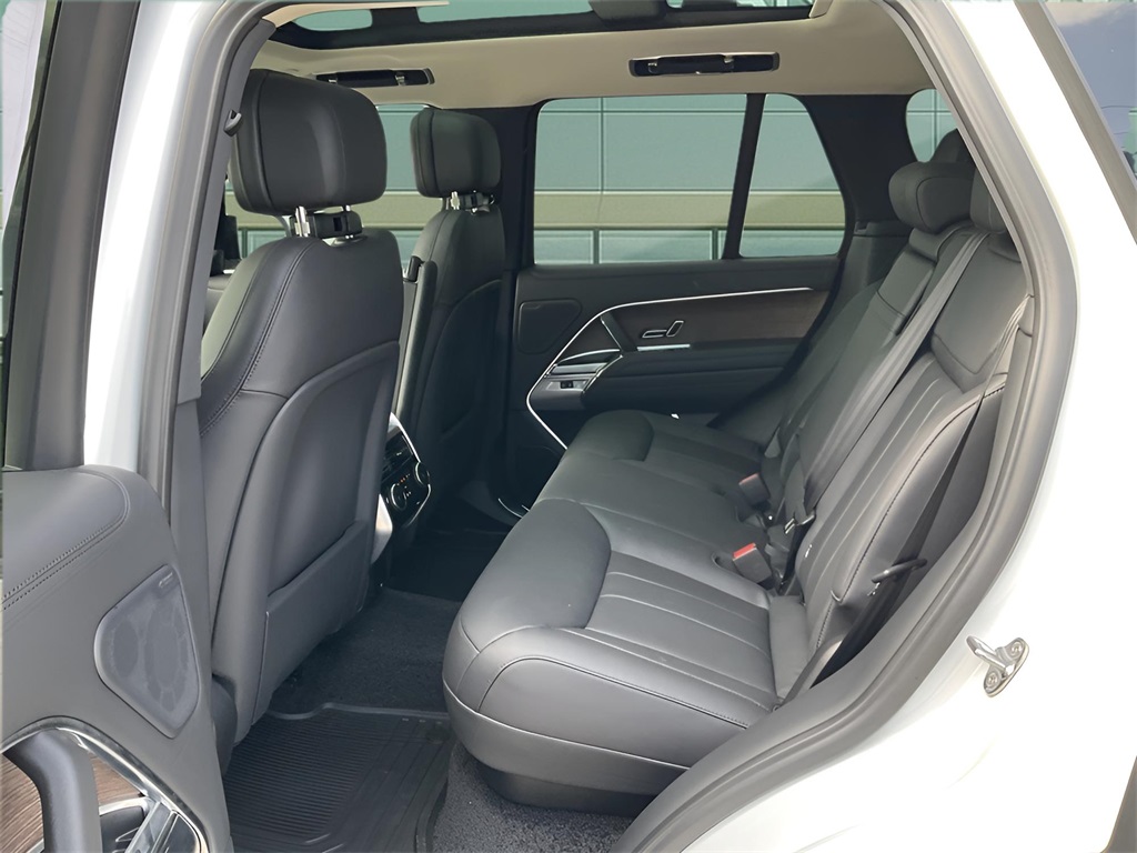 2025 Land Rover Range Rover SE photo 16
