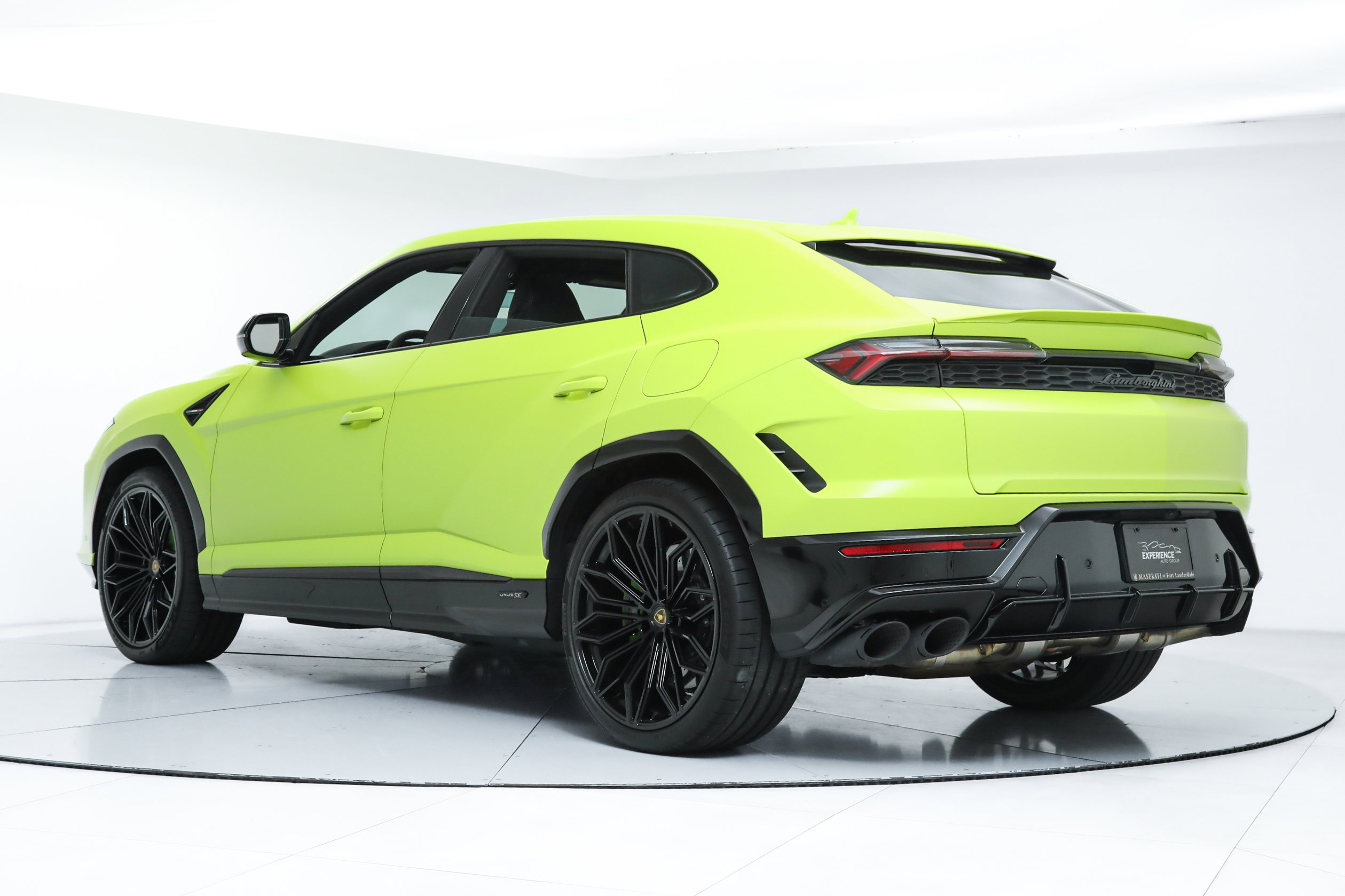 2025 Lamborghini Urus SE photo 3