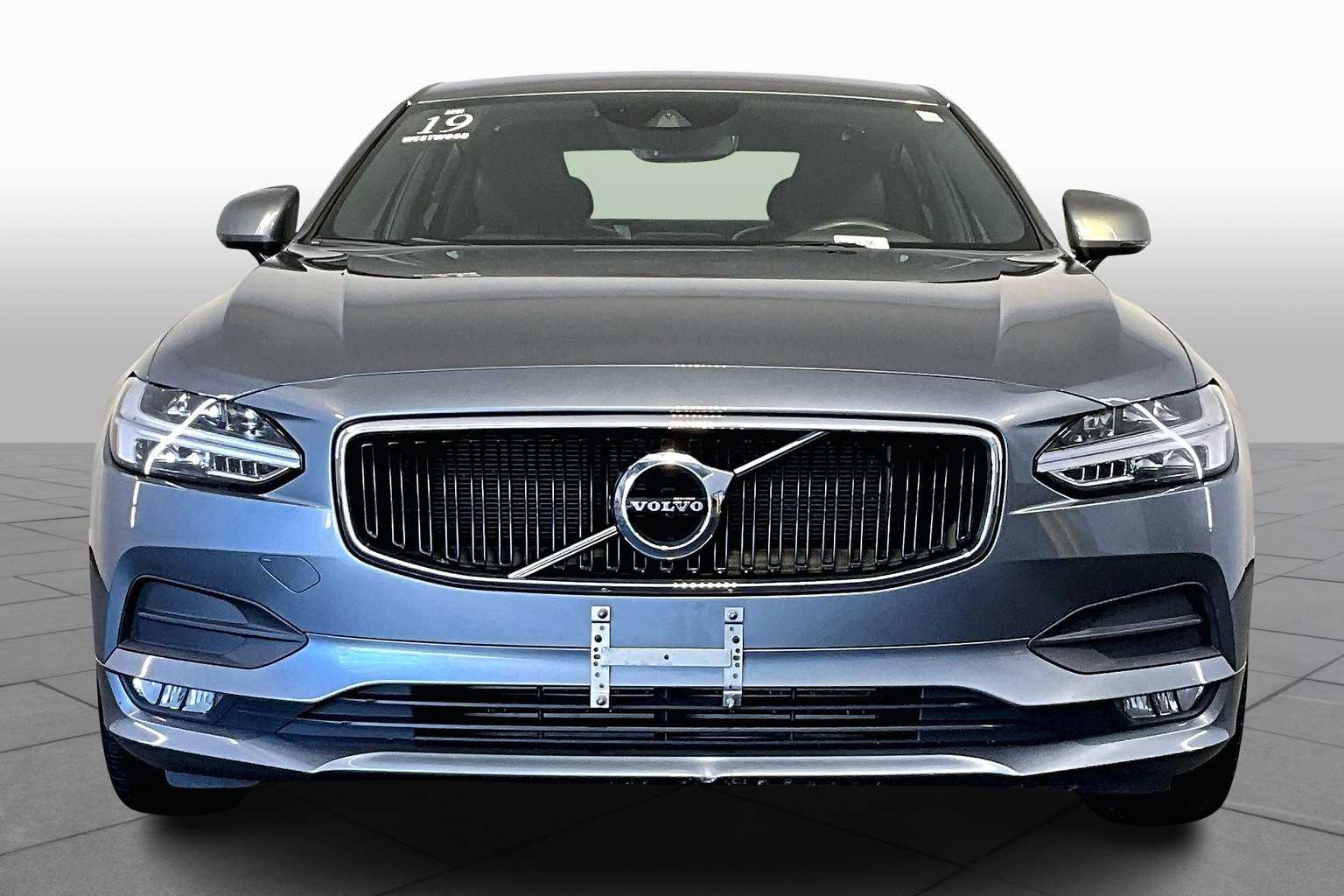 2019 Volvo S90 Momentum photo 3
