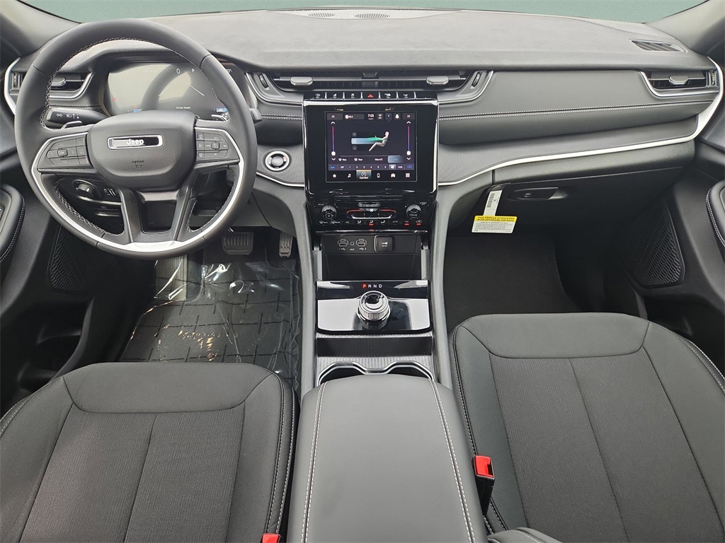 2025 Jeep Grand Cherokee Laredo photo 9