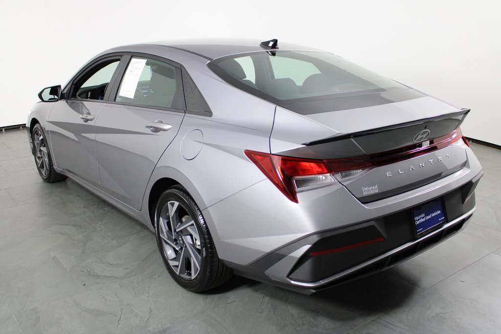 2025 Hyundai Elantra SEL Sport photo 3