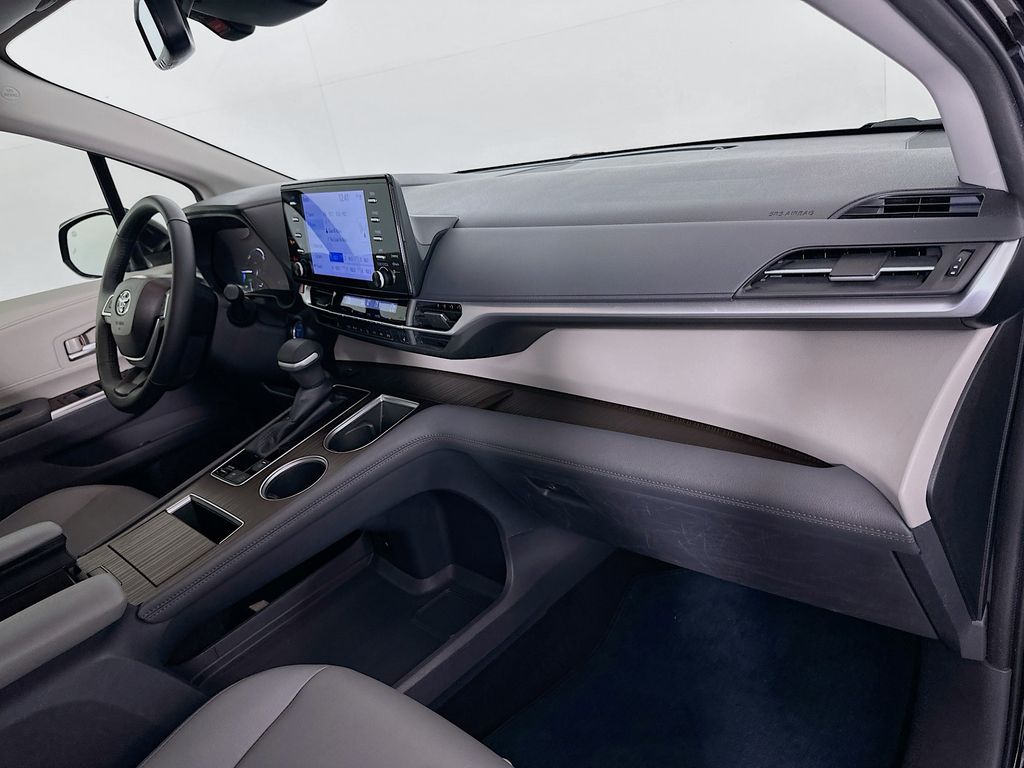 2023 Toyota Sienna XLE photo 29
