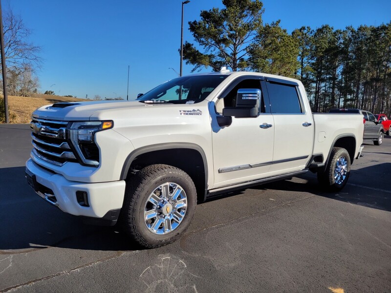 2024 Chevrolet Silverado 2500HD High Country photo 3