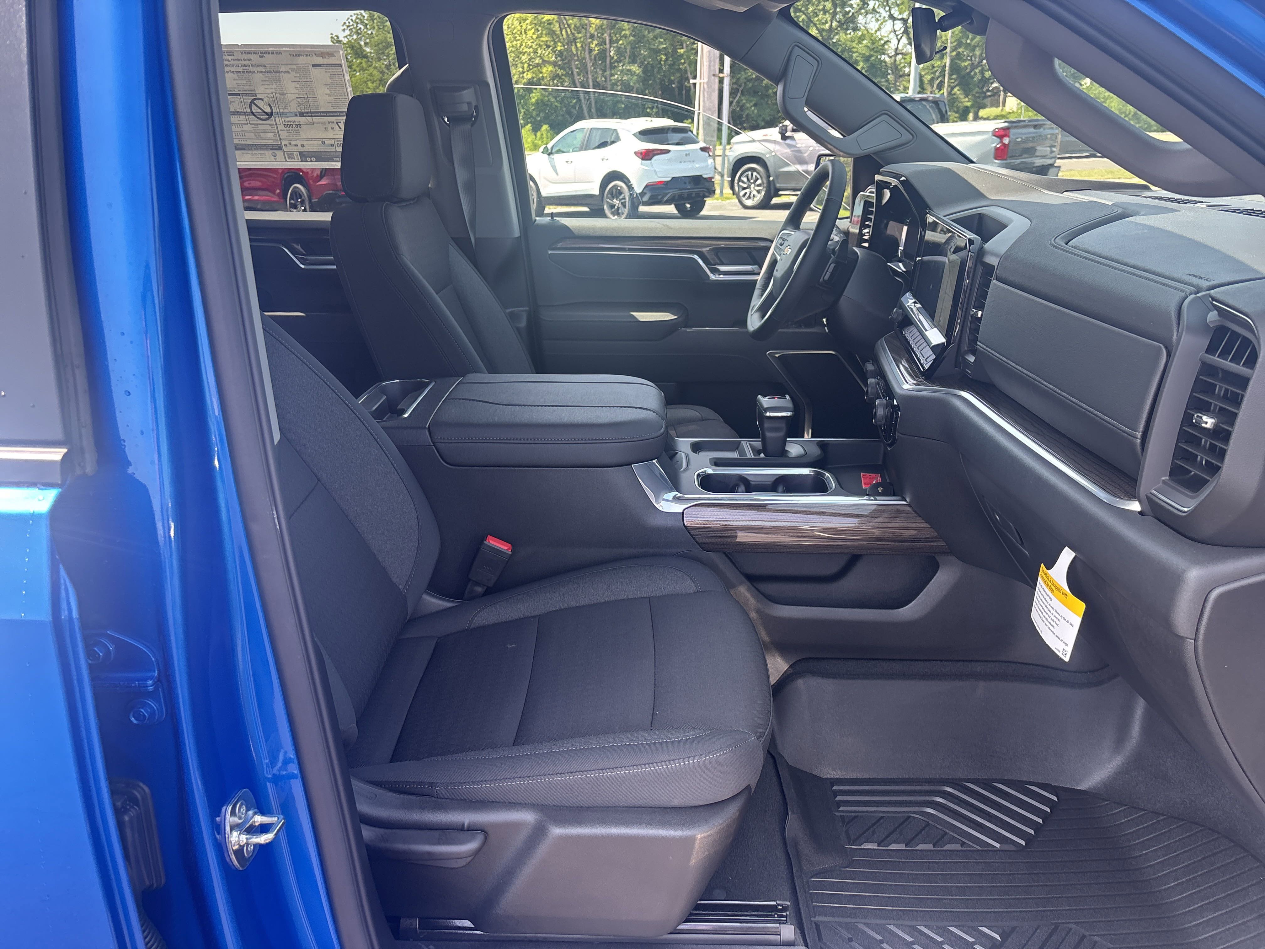 2025 Chevrolet Silverado 1500 LT photo 4