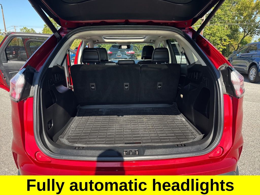 2020 Ford Edge SEL photo 16