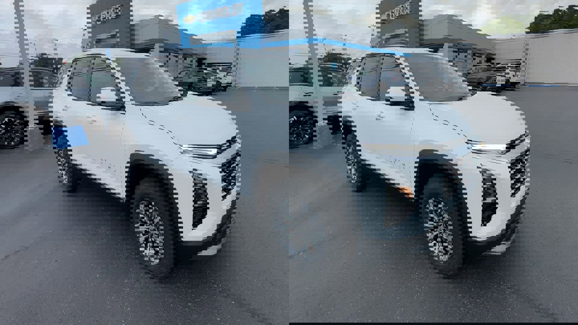 2026 Chevrolet Equinox LT photo 2