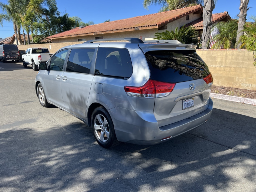 2014 Toyota Sienna LE photo 4