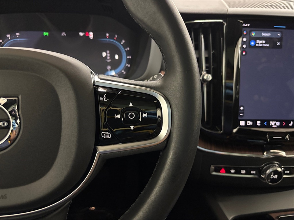 2023 Volvo XC60 B5 Plus photo 25