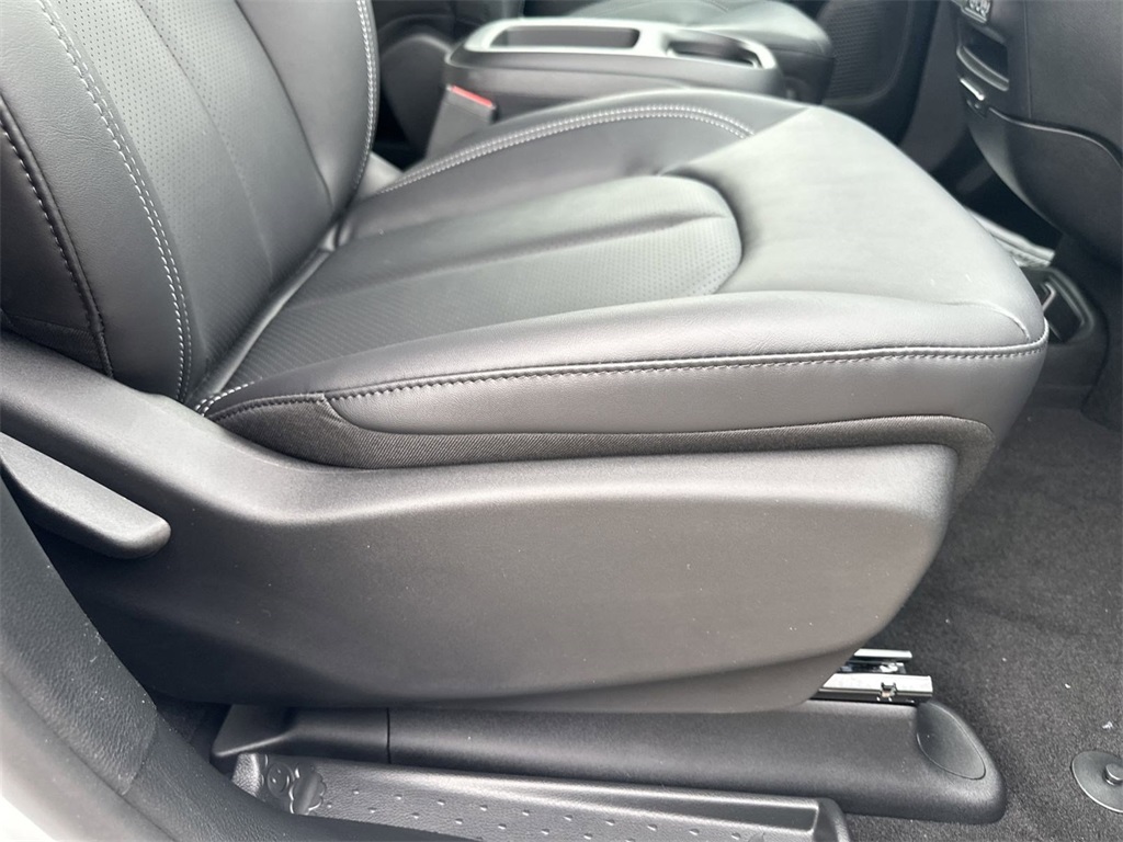 2025 Chrysler Voyager LX photo 40
