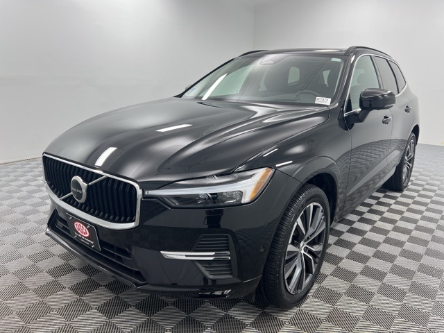 2022 Volvo XC60 B5 Momentum photo 2