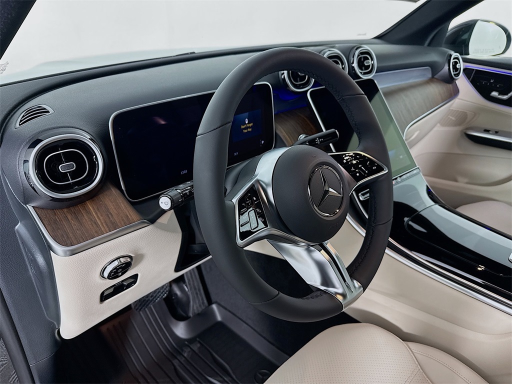 2025 Mercedes Benz GLC 300 4MATIC photo 4