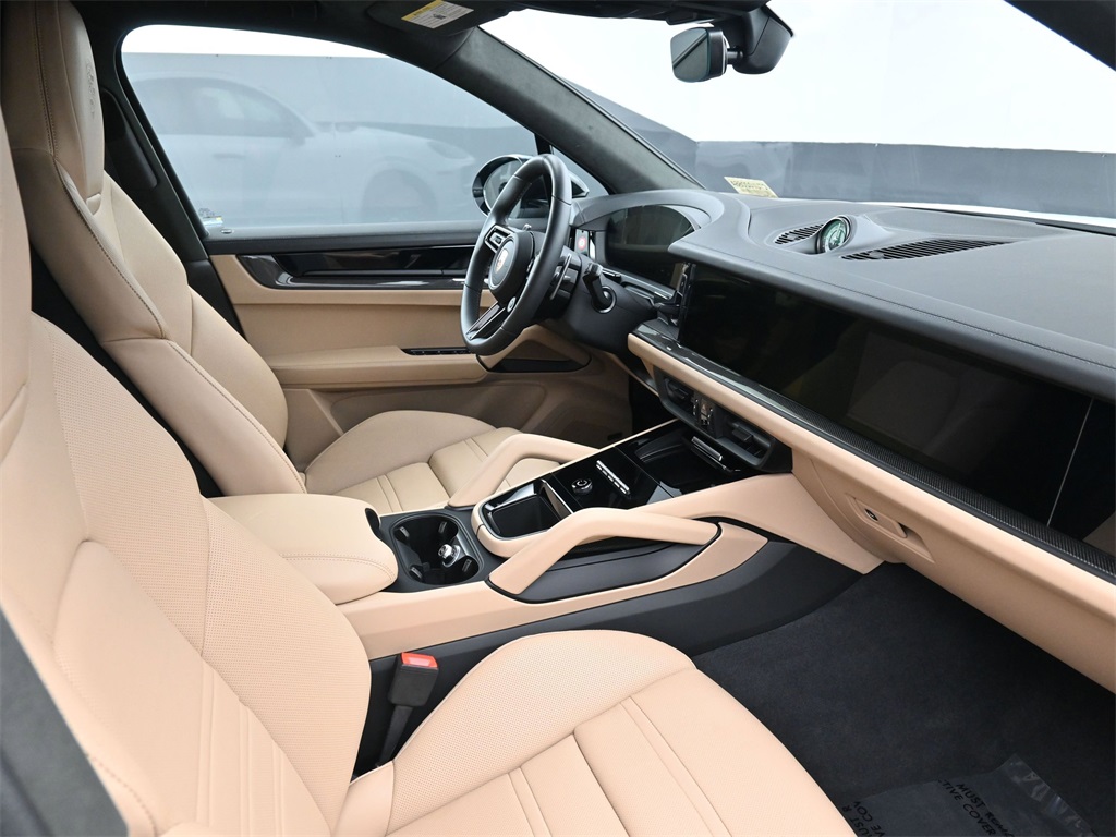 2025 Porsche Cayenne GTS photo 2