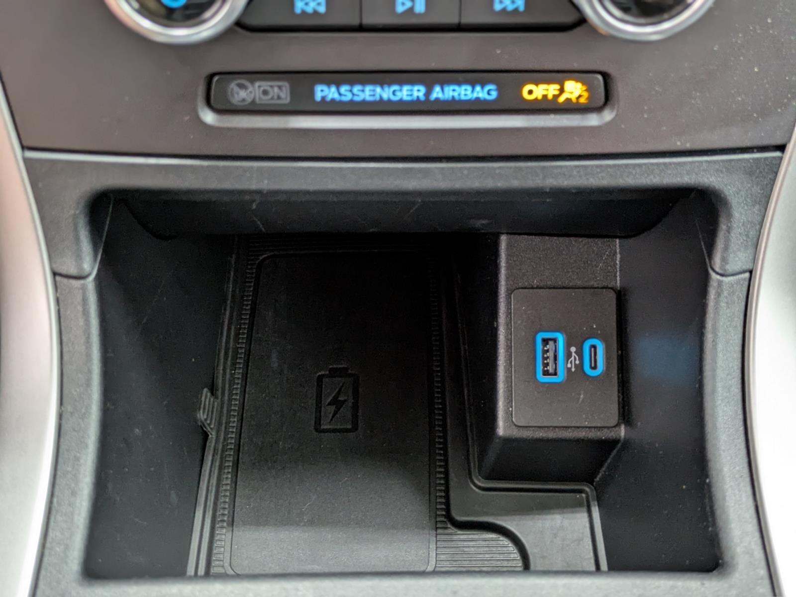 2021 Ford Edge SEL photo 5