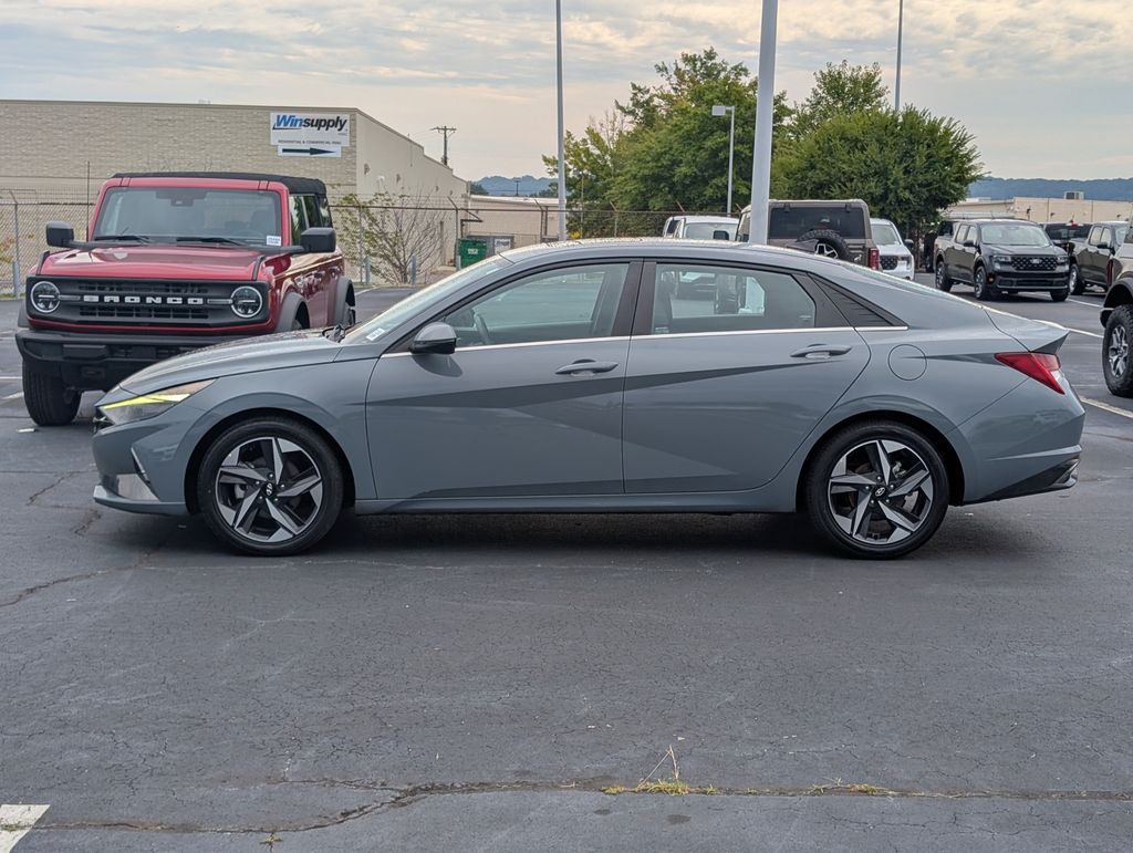 2022 Hyundai Elantra SEL photo 3