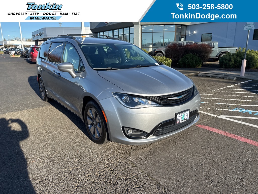 2018 Chrysler Pacifica Hybrid Touring L's photo