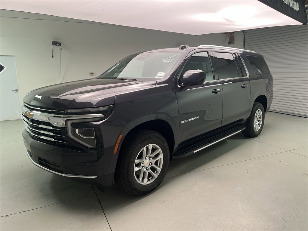 2025 Chevrolet Suburban LT photo 3