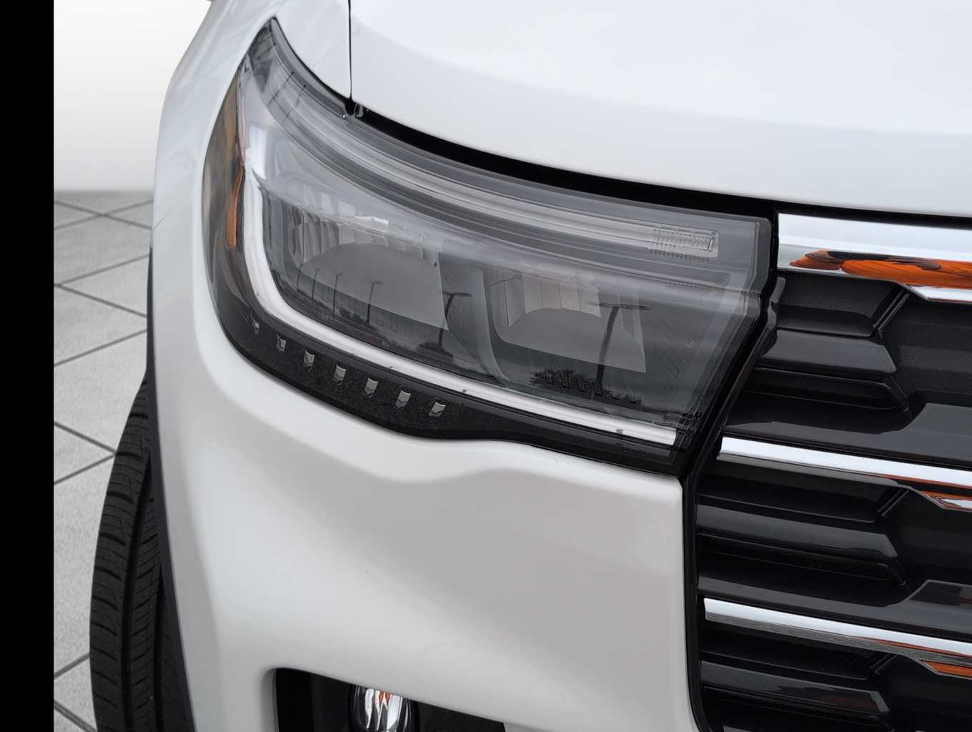 2025 Ford Explorer photo 2