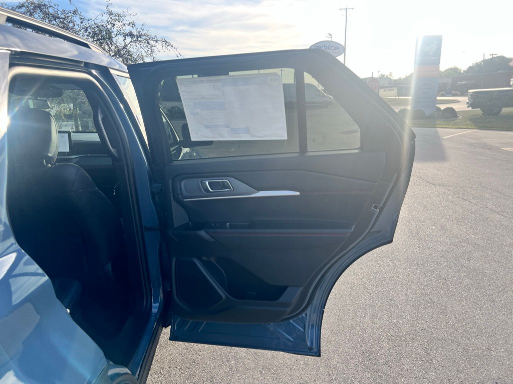 2025 Ford Explorer ST-Line photo 33