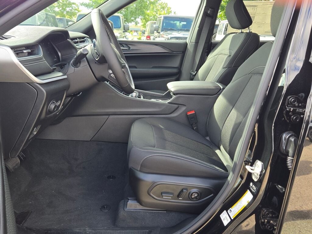 2025 Jeep Grand Cherokee Laredo photo 22