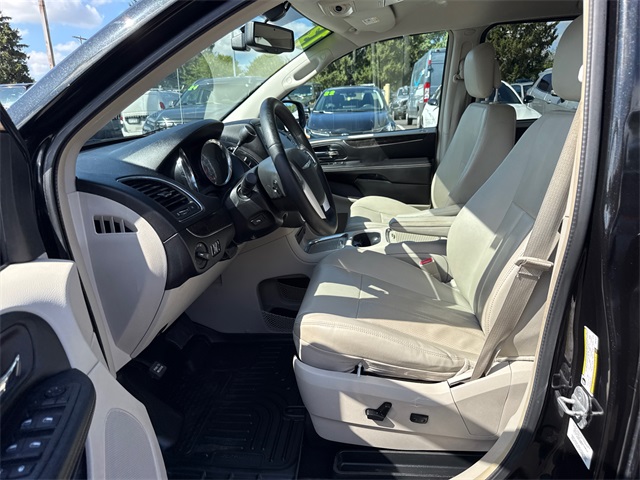 2013 Chrysler Town & Country photo 4