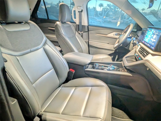 2025 Ford Explorer photo 13
