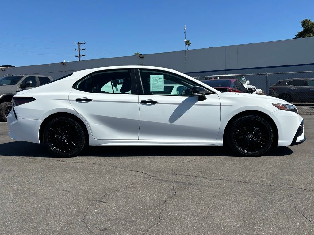 2022 Toyota Camry Hybrid SE photo 2