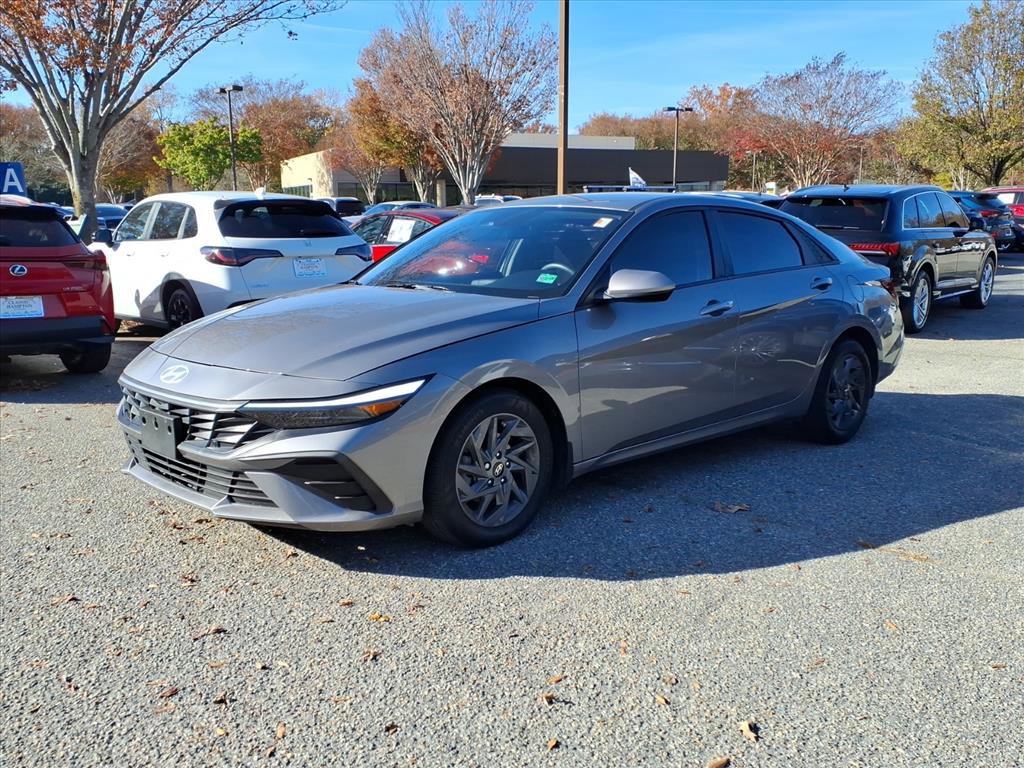 2024 Hyundai Elantra SEL photo 2