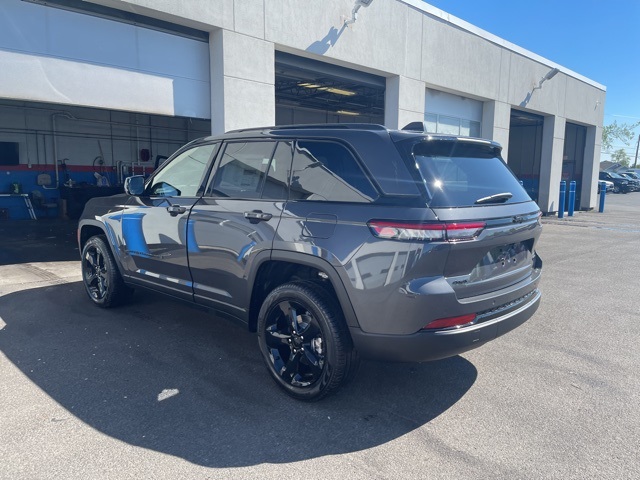 2025 Jeep Grand Cherokee Limited photo 3