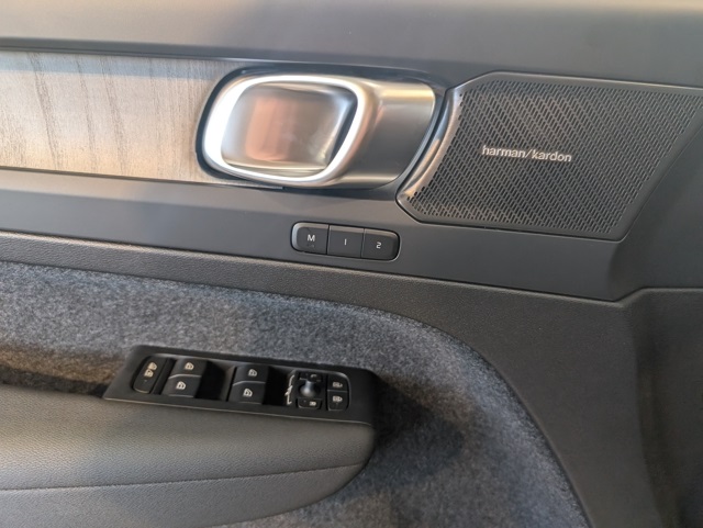 2025 Volvo XC40 photo 5