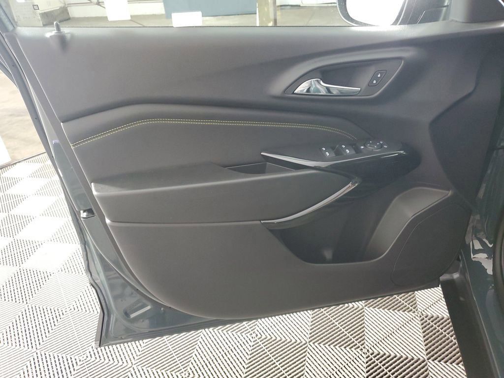 2025 Chevrolet Trax LT photo 24