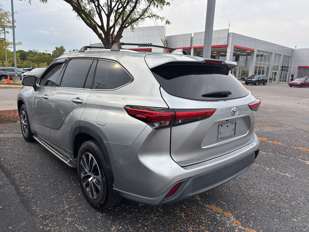 2021 Toyota Highlander XLE photo 3