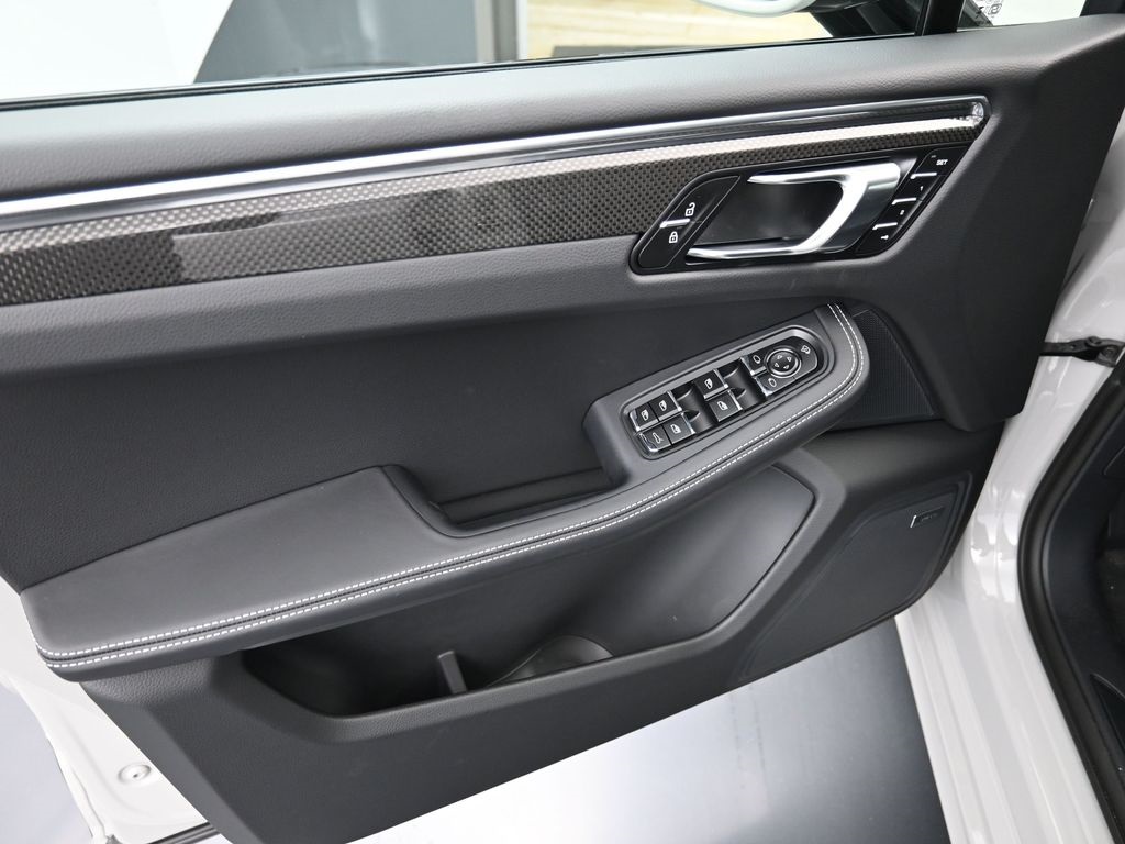 2026 Porsche Macan T photo 19