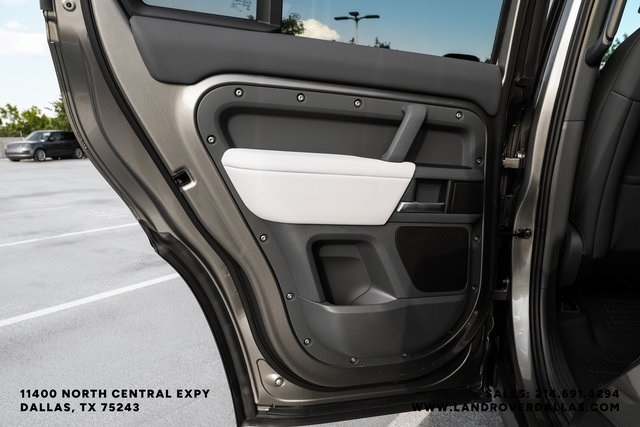 2025 Land Rover Defender 110 S photo 44